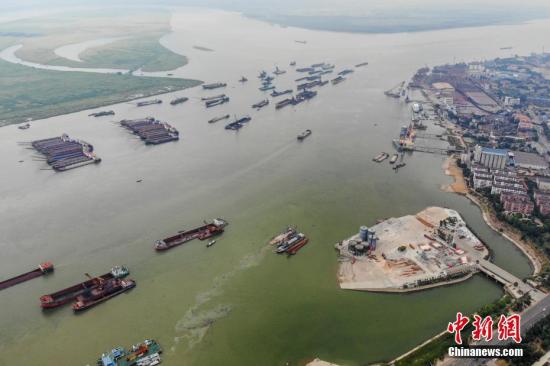 8月1日，巨型的水泥儲罐被吊離碼頭，湖南岳陽城陵磯新港區(qū)天欣碼頭的整治已基本完成。今年5月，長江岸線湖南段開展港口碼頭&ldquo;關(guān)停并轉(zhuǎn)&rdquo;專項整治行動。截至目前，該行動已集中關(guān)停42個碼頭泊位，退出岸線7302米。楊華峰 攝