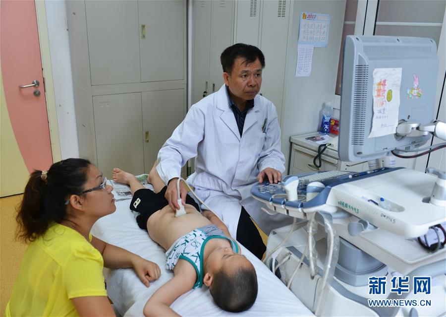 (新華全媒頭條·圖文互動)(4)以生命的名義——獻(xiàn)給首個“中國醫(yī)師節(jié)”