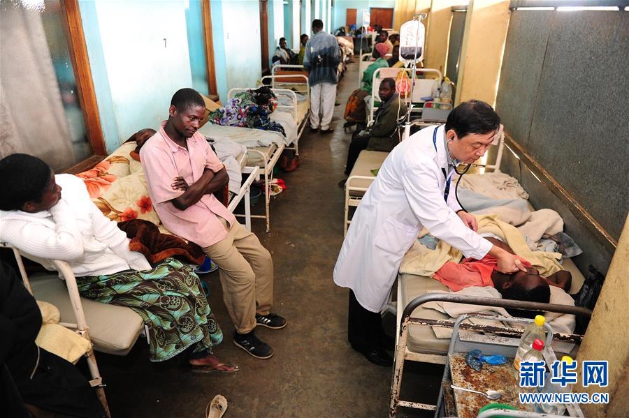 （新華全媒頭條&middot;圖文互動(dòng)）（8）以生命的名義&mdash;&mdash;獻(xiàn)給首個(gè)&ldquo;中國(guó)醫(yī)師節(jié)&rdquo; 