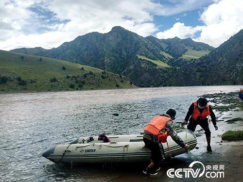 管護(hù)員久美扎西（右）和朋友正準(zhǔn)備將皮劃艇抬上岸。
