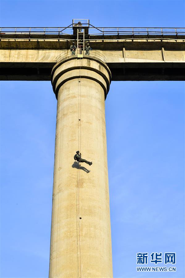 (圖文互動(dòng))(3)一切為了實(shí)戰(zhàn)——武警部隊(duì)“巔峰”特戰(zhàn)比武競(jìng)賽現(xiàn)場(chǎng)見聞