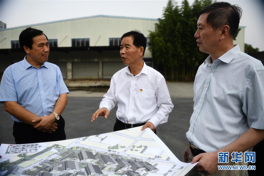 (新時(shí)代擔(dān)當(dāng)作為典型風(fēng)采·圖文互動(dòng))(1)李世貴:做群眾需要的“鐵肩膀”