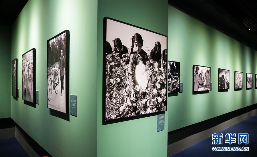 (新華網(wǎng))(2)“國家相冊 致敬歷史——新華社中國照片檔案館典藏展”在首都博物館開展