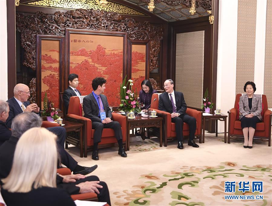(時(shí)政)王岐山會(huì)見(jiàn)清華大學(xué)經(jīng)濟(jì)管理學(xué)院顧問(wèn)委員會(huì)海外委員和中方企業(yè)家委員