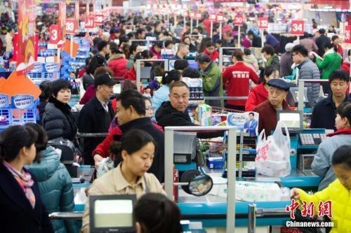 資料圖：民眾購買生活用品。張云 攝