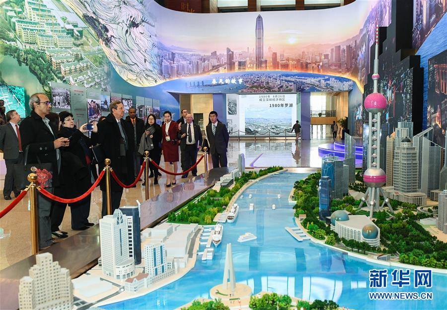 (文化)(1)“偉大的變革——慶祝改革開放40周年大型展覽” 迎來外賓專場(chǎng)