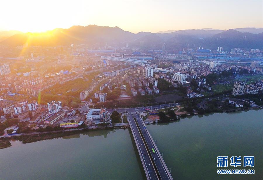 （在習(xí)近平新時(shí)代中國(guó)特色社會(huì)主義思想指引下&middot;慶祝改革開(kāi)放40周年&middot;綠色發(fā)展&middot;圖文互動(dòng)）（1）烈火淬煉中的轉(zhuǎn)型之變&mdash;&mdash;綠色發(fā)展之&ldquo;火&rdquo;的故事