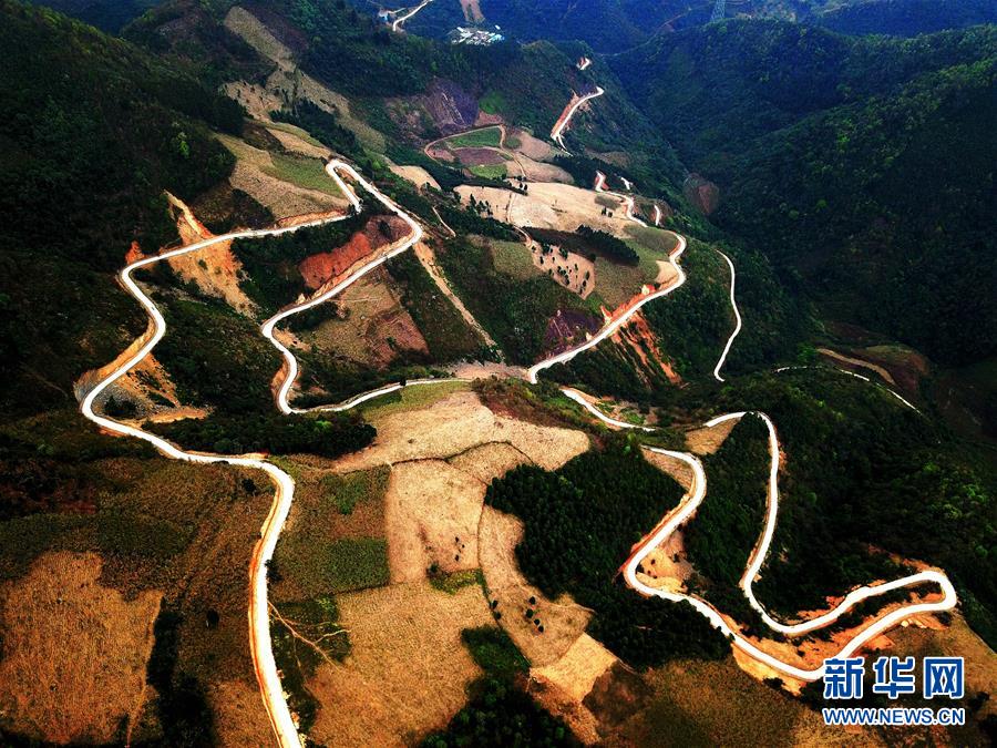 (輝煌60年·壯美新廣西·圖文互動)(7)從禿山到青山的蝶變——廣西石漠化治理10年再現(xiàn)發(fā)展生機