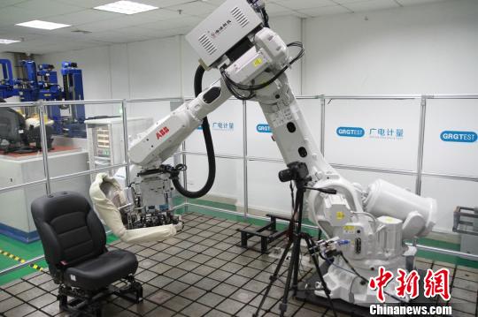 機(jī)器人測試桌椅?！”R育辛 攝