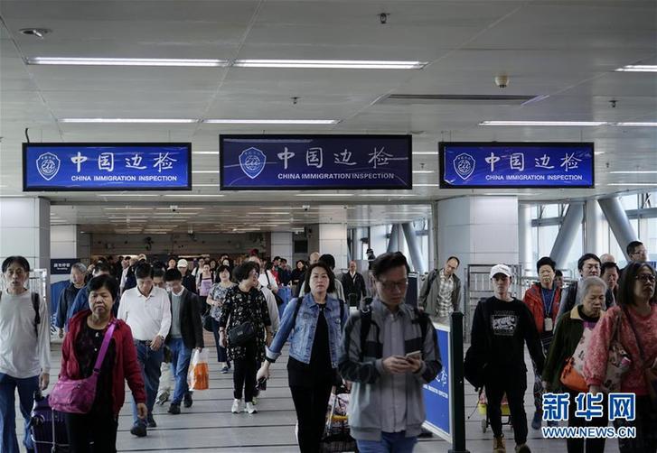 （圖文互動(dòng)）（4）四十年、一扇窗&mdash;&mdash;兩地值守者眼中的羅湖橋