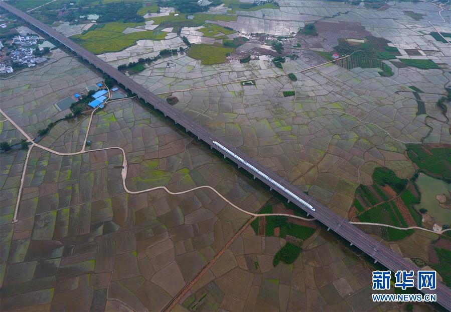 (輝煌60年·壯美新廣西·圖文互動(dòng))(5)攜手描繪八桂大地上的美麗畫卷——寫在廣西壯族自治區(qū)成立60周年之際