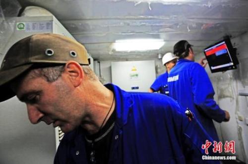 中國(guó)造船廠里的外籍員工。 李風(fēng) 攝