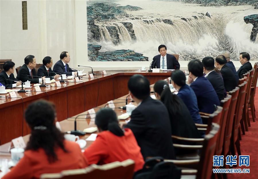 (時(shí)政)栗戰(zhàn)書(shū)出席部分全國(guó)人大代表座談會(huì)