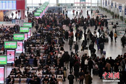 12月25日，西安北車站內(nèi)人頭攢動(dòng)。<a target='_blank' ><p  align=