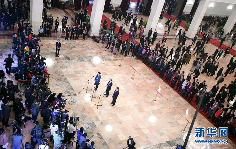 （兩會(huì)&middot;XHDW）（12）全國(guó)人大代表接受采訪(fǎng)