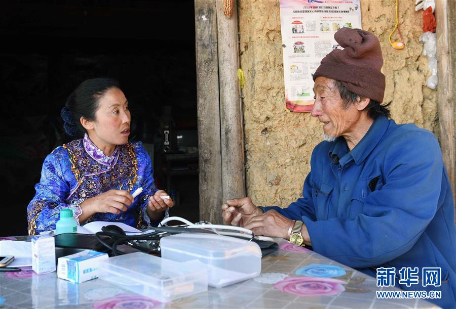 （兩會&middot;基層代表履職故事）（7）全國人大代表?xiàng)钌徲ⅲ簽榘傩战】当ｑ{護(hù)航