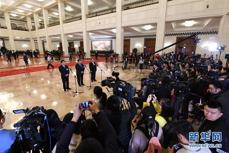 （兩會(huì)）（13）全國(guó)人大代表接受采訪(fǎng)