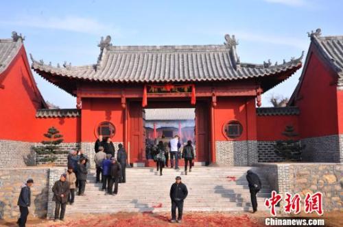 資料圖：元旦小長(zhǎng)假期間，威海南海新區(qū)云龍山上舉辦新年廟會(huì)?！⒉?攝