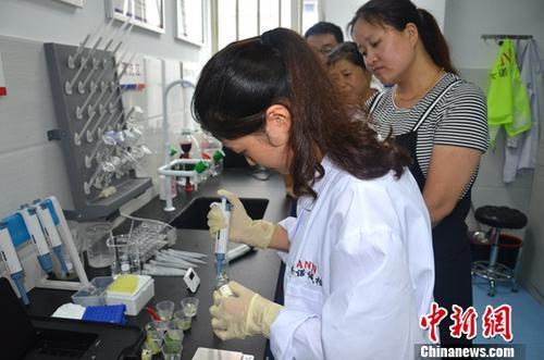 資料圖：工作人員根據(jù)消費(fèi)者要求現(xiàn)場(chǎng)檢驗(yàn)，共筑食品安全。<a target='_blank' ><p  align=