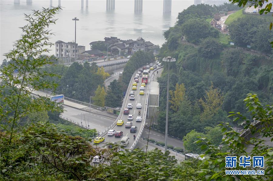 (在習(xí)近平新時(shí)代中國特色社會主義思想指引下——新時(shí)代新作為新篇章·圖文互動(dòng))(9)激活新動(dòng)能 崛起新高地 塑造山水城——重慶推動(dòng)高質(zhì)量發(fā)展觀察