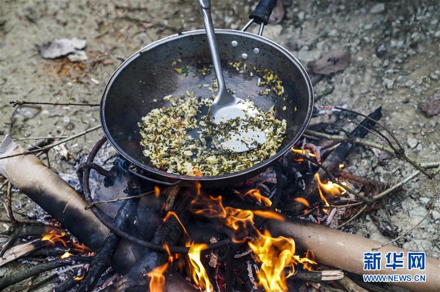 (新春走基層)(19)重慶黔江:土家三老漢 一臺(tái)“扶貧戲”