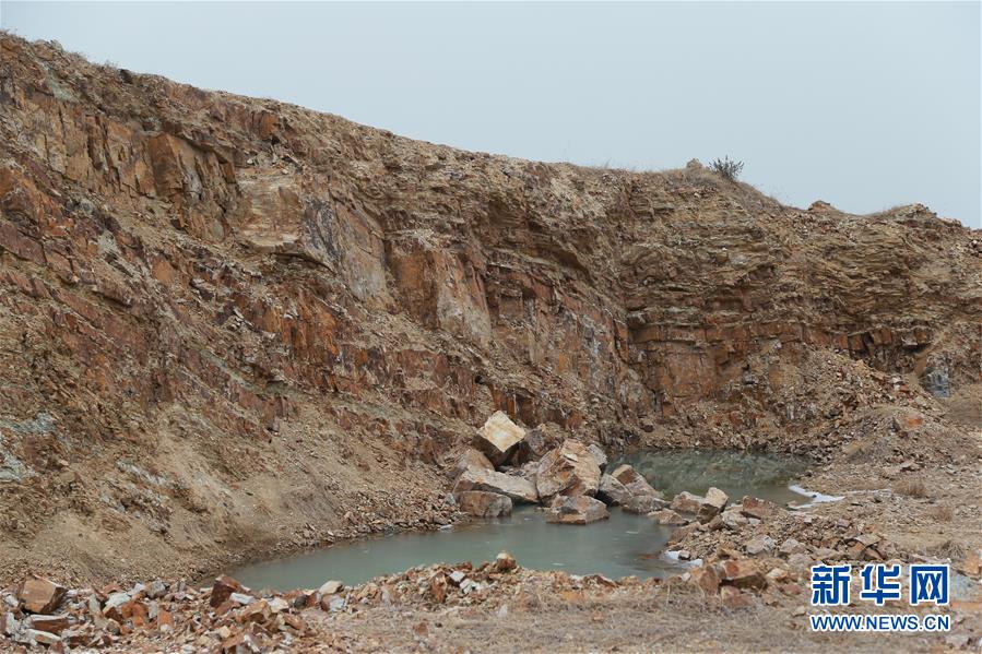 （新華視點(diǎn)&middot;圖文互動(dòng)）（1）挖掘作業(yè)距漢墓中心僅20米，村民住房出現(xiàn)裂縫&hellip;&hellip;&ldquo;造地&rdquo;如何變挖山？