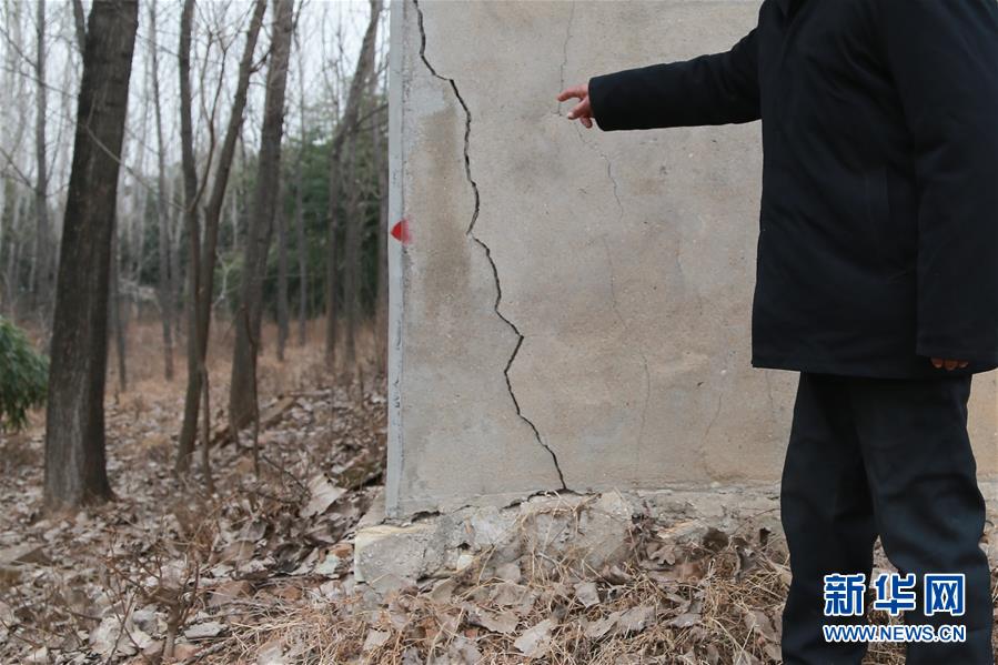 （新華視點(diǎn)&middot;圖文互動(dòng)）（3）挖掘作業(yè)距漢墓中心僅20米，村民住房出現(xiàn)裂縫&hellip;&hellip;&ldquo;造地&rdquo;如何變挖山？