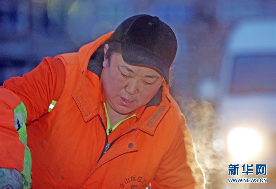 （新春走基層&middot;代表委員履職）（1）馬路牙子上當(dāng)代表&mdash;&mdash;環(huán)衛(wèi)工人莊艷的履職故事