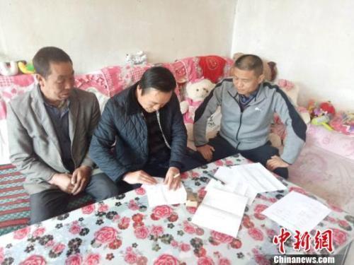 資料圖：圖為扶貧隊伍進(jìn)貧困戶里，給貧困戶宣講政策。　鐘欣 攝