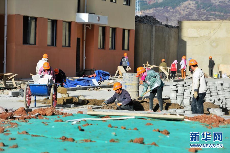 （在習(xí)近平新時(shí)代中國(guó)特色社會(huì)主義思想指引下&mdash;&mdash;新時(shí)代新作為新篇章&middot;圖文互動(dòng)）（2）高原春來(lái)早 云嶺開(kāi)新篇 