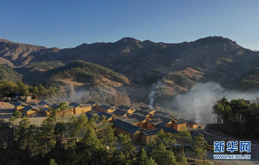 (兩會(huì)前夕看落實(shí)·圖文互動(dòng))(3)“飛針走線”“繡”出小康畫卷——四川落實(shí)習(xí)近平總書記全國(guó)兩會(huì)重要講話精神紀(jì)實(shí)