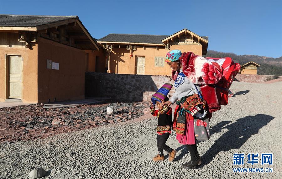 (兩會(huì)前夕看落實(shí)·圖文互動(dòng))(5)“飛針走線”“繡”出小康畫卷——四川落實(shí)習(xí)近平總書記全國(guó)兩會(huì)重要講話精神紀(jì)實(shí)