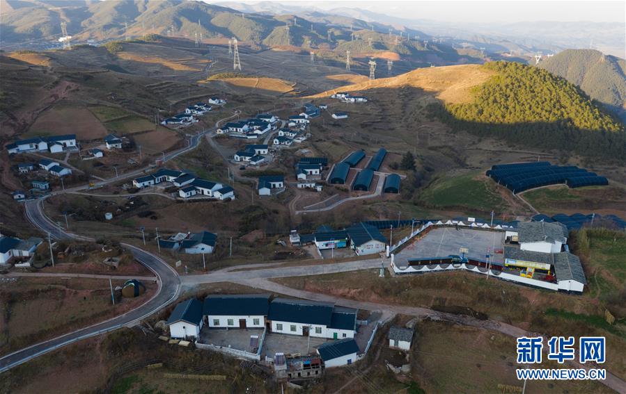 (兩會(huì)前夕看落實(shí)·圖文互動(dòng))(7)“飛針走線”“繡”出小康畫卷——四川落實(shí)習(xí)近平總書記全國(guó)兩會(huì)重要講話精神紀(jì)實(shí)