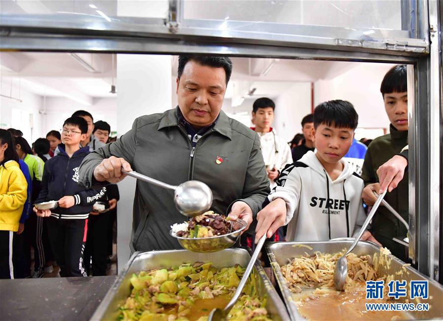 (社會(huì))(1)《學(xué)校食品安全與營(yíng)養(yǎng)健康管理規(guī)定》今日施行