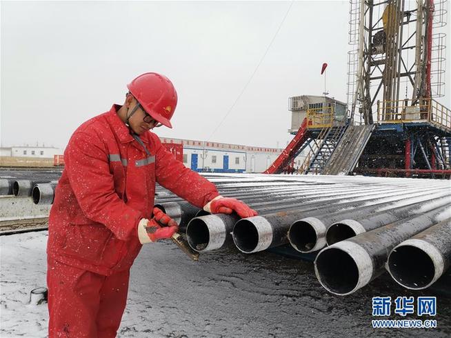 （走基層 聽民聲&middot;圖文互動）（2）&ldquo;條件進(jìn)步了，好作風(fēng)沒變&rdquo;&mdash;&mdash;記者夜守大慶油田1205鉆井隊