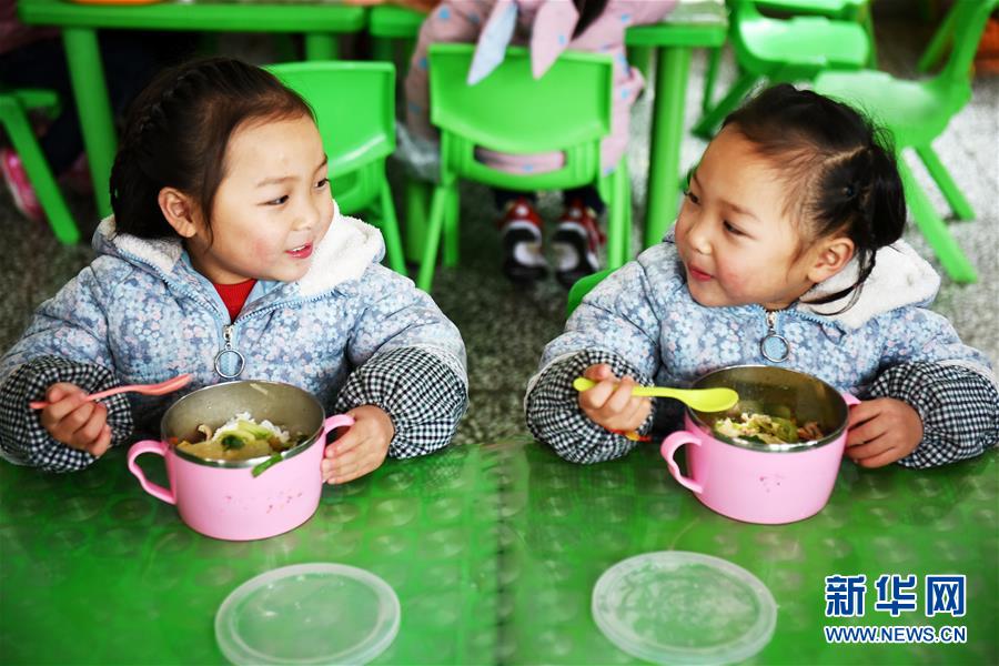 （在習近平新時代中國特色社會主義思想指引下&mdash;&mdash;新時代新作為新篇章&middot;圖文互動）（8）&ldquo;搬遷到哪里，服務就延伸到哪里&rdquo;&mdash;&mdash;貴州推進易地扶貧搬遷&ldquo;后半篇文章&rdquo; 