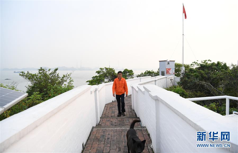 (新華全媒頭條·圖文互動)(6)守望——記舢舨洲“島主”黃燦明一門四代航標工
