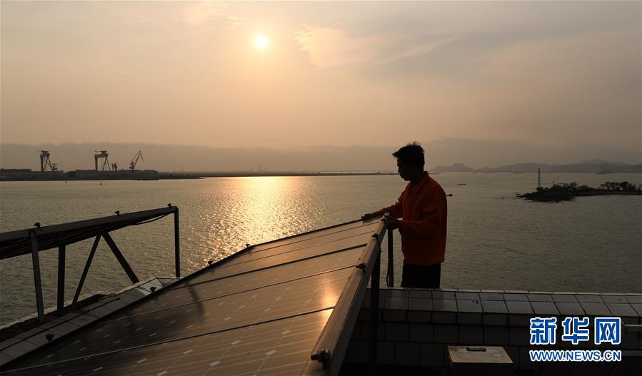 (新華全媒頭條·圖文互動)(7)守望——記舢舨洲“島主”黃燦明一門四代航標工