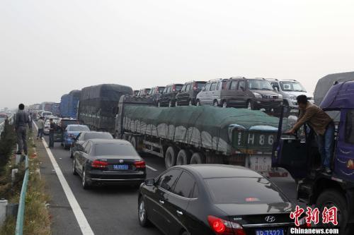 資料圖：高速擁堵不堪。<a target='_blank' ><p  align=