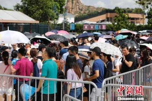 資料圖：游客排隊等待安檢。殷立勤 攝