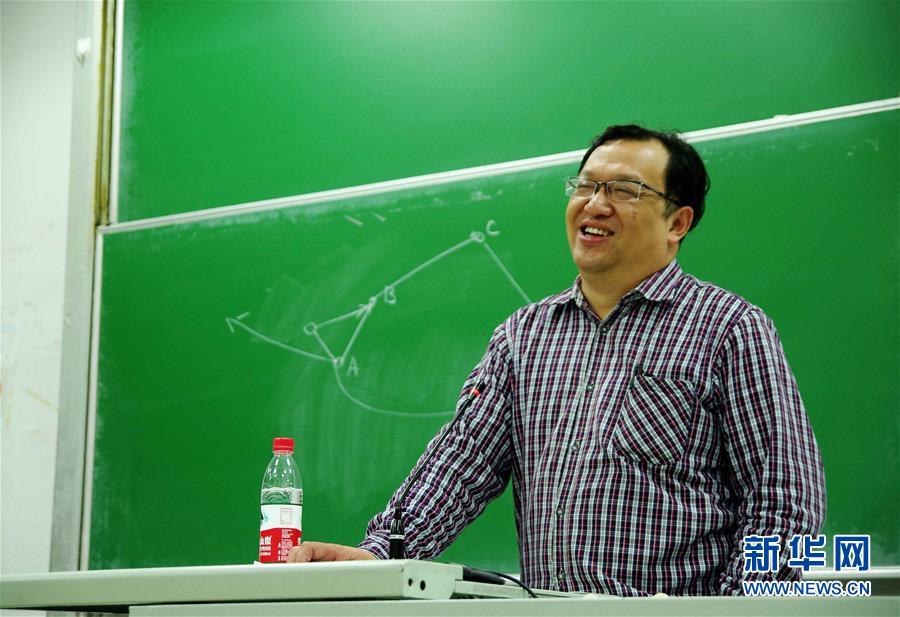 （新華全媒頭條&middot;圖文互動(dòng)）（9）鍛造領(lǐng)航復(fù)興的中流砥柱&mdash;&mdash;寫(xiě)在&ldquo;不忘初心、牢記使命&rdquo;主題教育即將啟動(dòng)之際