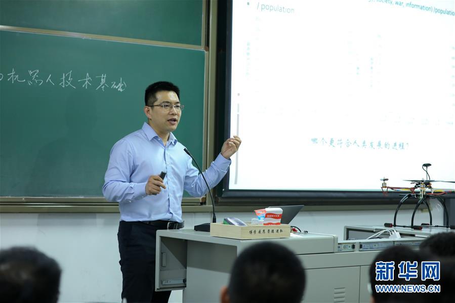 （圖文互動）（1）心懷藍(lán)天　逐夢云霄&mdash;&mdash;記天津大學(xué)教授、一飛智控創(chuàng)始人齊俊桐