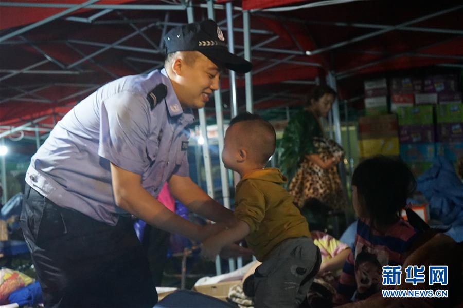 （長(zhǎng)寧地震&middot;圖文互動(dòng)）（2）夜訪雙河中學(xué)安置點(diǎn)