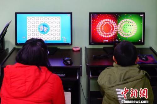 資料圖：圖為兩名兒童檢查視力。賀俊怡 攝