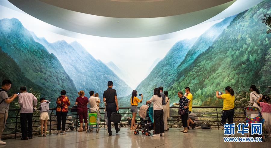 (新華全媒頭條·壯麗70年·奮斗新時代——記者再走長征路·圖文互動)(11)偉大轉(zhuǎn)折是怎樣發(fā)生的——重回遵義會議現(xiàn)場