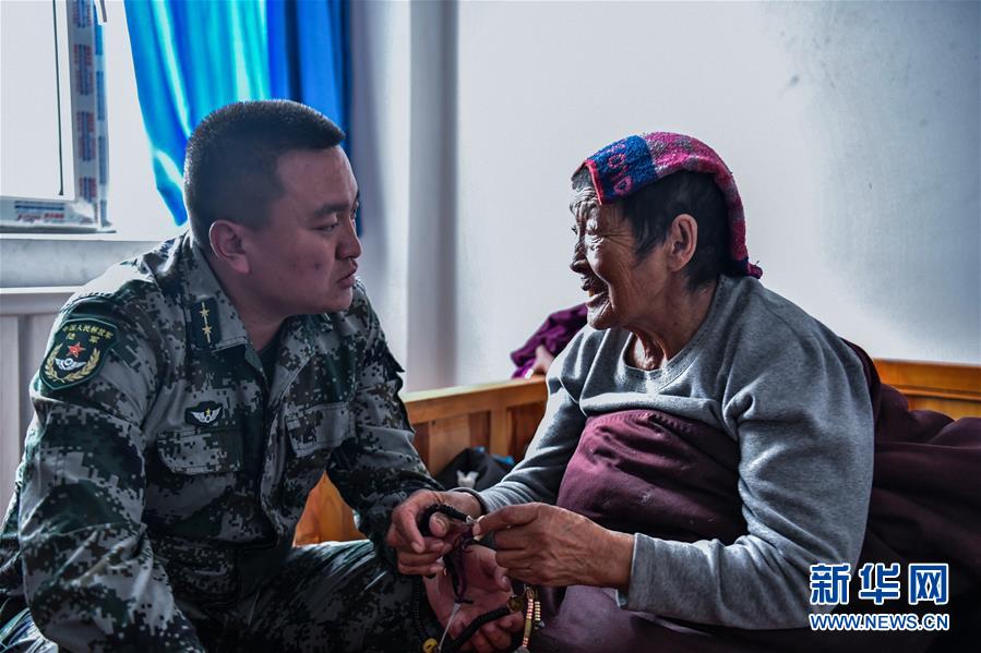 （新華全媒頭條&middot;愛國情 奮斗者&middot;圖文互動）（8）初心不改 紅心向黨&mdash;&mdash;西部戰(zhàn)區(qū)陸軍某旅玉樹獨立騎兵連連長尼都塔生一家四代跟黨走紀(jì)實