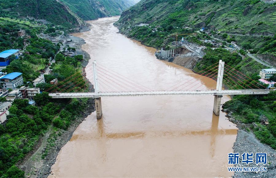 （新華全媒頭條&middot;壯麗70年&middot;奮斗新時(shí)代&mdash;&mdash;記者再走長(zhǎng)征路&middot;圖文互動(dòng)）（3）前進(jìn)，向著光明的方向&mdash;&mdash;尋訪金沙江畔紅色印記