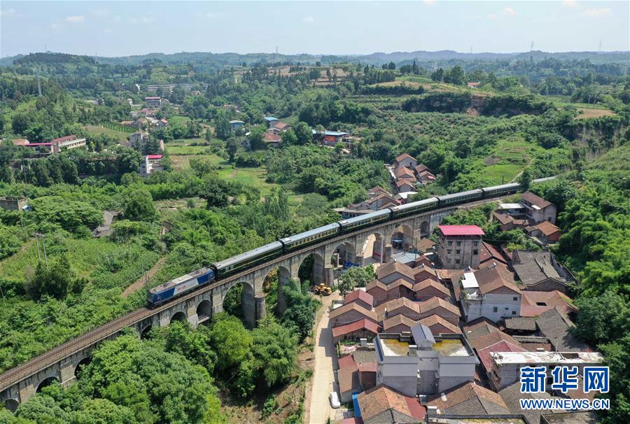 (壯麗70年·奮斗新時代——共和國發(fā)展成就巡禮·圖文互動)(3)治蜀往事激越 興川今朝豪邁——新中國成立70年四川發(fā)展巡禮