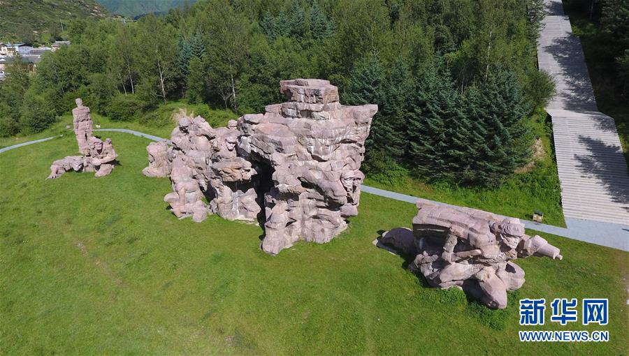 (壯麗70年·奮斗新時(shí)代——記者再走長(zhǎng)征路·圖文互動(dòng))(2)記者手記:紀(jì)念碑下的隨想