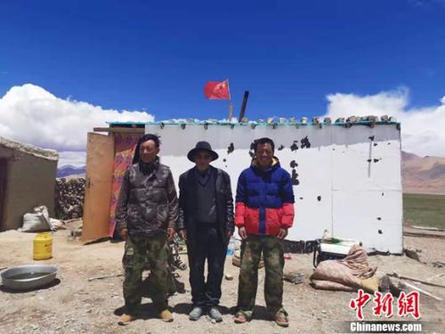 圖為黨確桑布和兩個(gè)兒子。 謝藝觀 攝